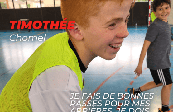 Timothée Chomel, joyeux et complice, partage un moment de rire, illustrant la passion et la camaraderie dans le handball