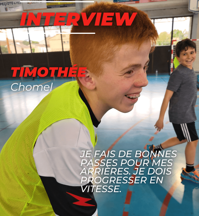 Timothée Chomel, joyeux et complice, partage un moment de rire, illustrant la passion et la camaraderie dans le handball