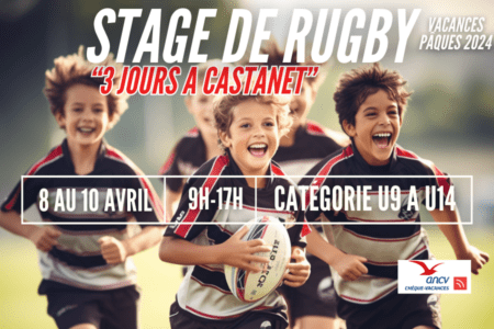 Jeunes joueurs de rugby en plein sprint avec le ballon en main lors du stage à Castanet pour les vacances de Pâques 2024. Rejoignez-nous pour une expérience sportive inoubliable !