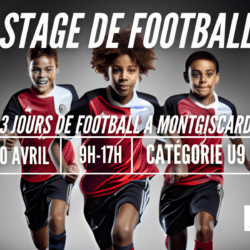 Trois enfants souriants courent sur le terrain de football pendant le stage à Montgiscard pendant les vacances de Pâques 2024. Rejoignez-nous pour une aventure sportive inoubliable
