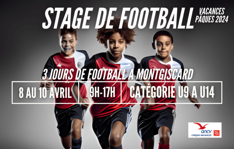 Trois enfants souriants courent sur le terrain de football pendant le stage à Montgiscard pendant les vacances de Pâques 2024. Rejoignez-nous pour une aventure sportive inoubliable