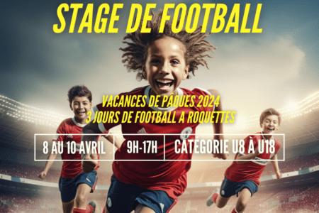 Trois enfants souriants courent sur le terrain de football pendant le stage à Roquettes pendant les vacances de Pâques 2024. Rejoignez-nous pour trois jours de football passionnant