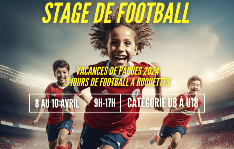 Trois enfants souriants courent sur le terrain de football pendant le stage à Roquettes pendant les vacances de Pâques 2024. Rejoignez-nous pour trois jours de football passionnant