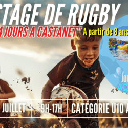Enfant dynamique courant avec un ballon de rugby sur les terrains de Castanet