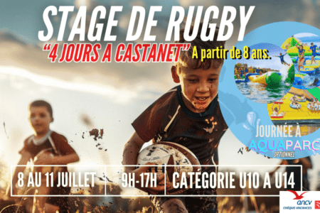 Enfant dynamique courant avec un ballon de rugby sur les terrains de Castanet