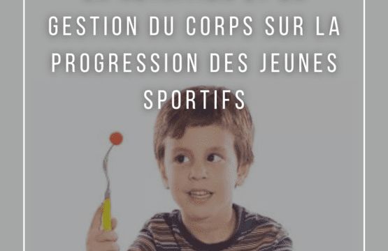 Un enfant mangeant une collation saine après l'entraînement