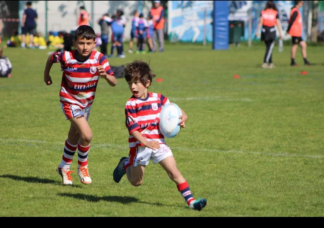 Camille, en tenue de rugby, posant sur le terrain