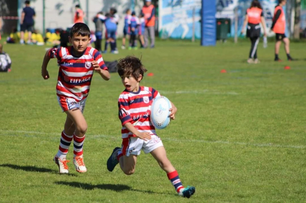 Camille, en tenue de rugby, posant sur le terrain