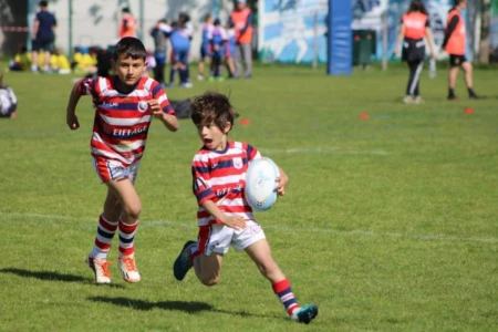 Camille, en tenue de rugby, posant sur le terrain