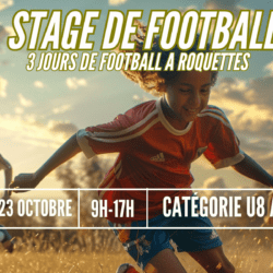 Enfants jouant au football lors d'une session d'entraînement sur un terrain, sous un beau ciel, promouvant un stage de football de 3 jours à Roquettes.