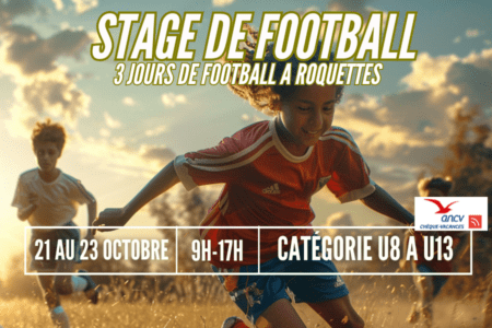 Enfants jouant au football lors d'une session d'entraînement sur un terrain, sous un beau ciel, promouvant un stage de football de 3 jours à Roquettes.