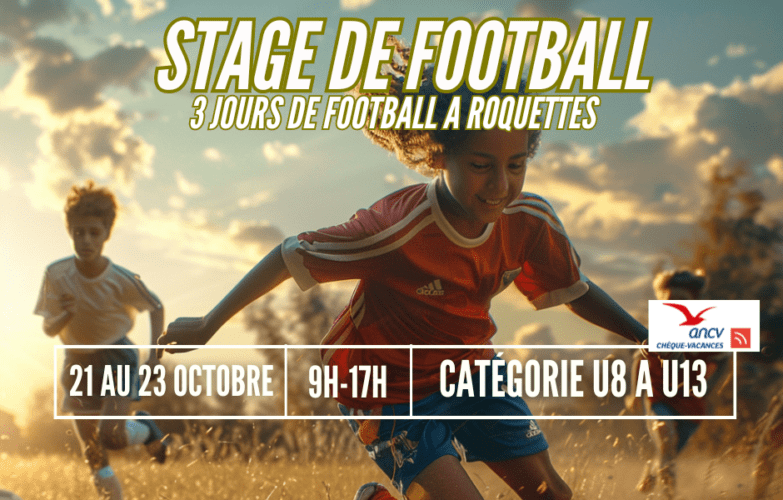 Enfants jouant au football lors d'une session d'entraînement sur un terrain, sous un beau ciel, promouvant un stage de football de 3 jours à Roquettes.