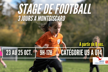 Jeune fille qui joue au football sur un terrain, ballon aux pieds