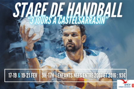 Illustration sportive représentant un joueur de handball en pleine action, tenant un ballon, avec un fond dynamique bleu et blanc. L'image met en avant l'énergie et le dynamisme du handball.