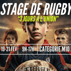 Un jeune joueur de rugby sérieux entouré de coéquipiers sur un terrain de rugby avec un stade en arrière-plan