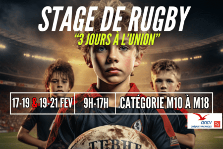 Un jeune joueur de rugby sérieux entouré de coéquipiers sur un terrain de rugby avec un stade en arrière-plan